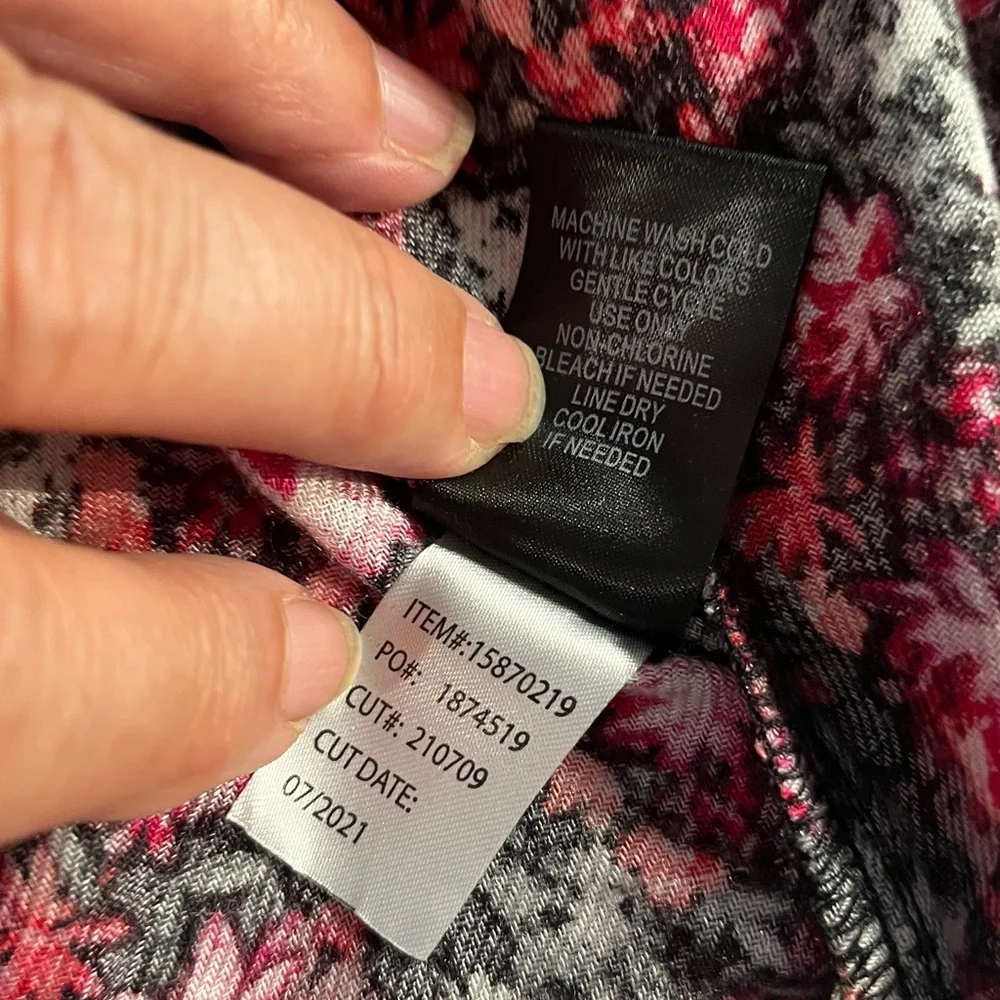 NWT Torrid Harper Top Black/ Red  Floral Convertible Sleeve Sz 5 - Picture 11 of 13